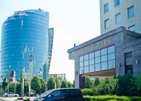 <p>A Moszkvában található Country Park 27.800 m2 alapterületével, 21 emeletével, tizenegy felvonójával, üveg homlok</p>